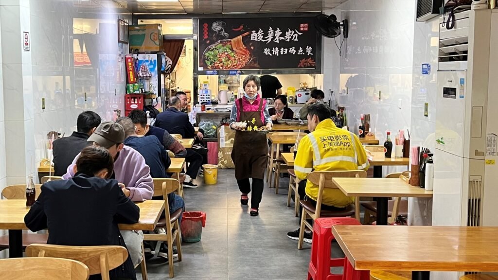 Trung Quốc mở cửa trở lại: Người dân đi ăn cho thỏa cơn thèm, doanh thu ngày đầu tiên gấp đôi ngày bình thường